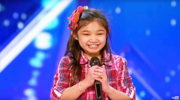 La niña emocionó a todos con su particular voz y con su actitud sobre el escenario.