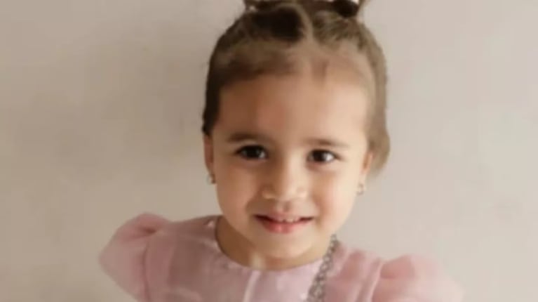 La niña no logró salir del recipiente por sus propios medios.