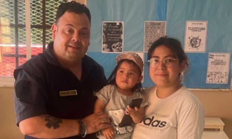 La niña que fue salvada por la Policía.