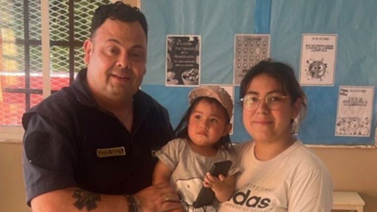 La niña que fue salvada por la Policía.