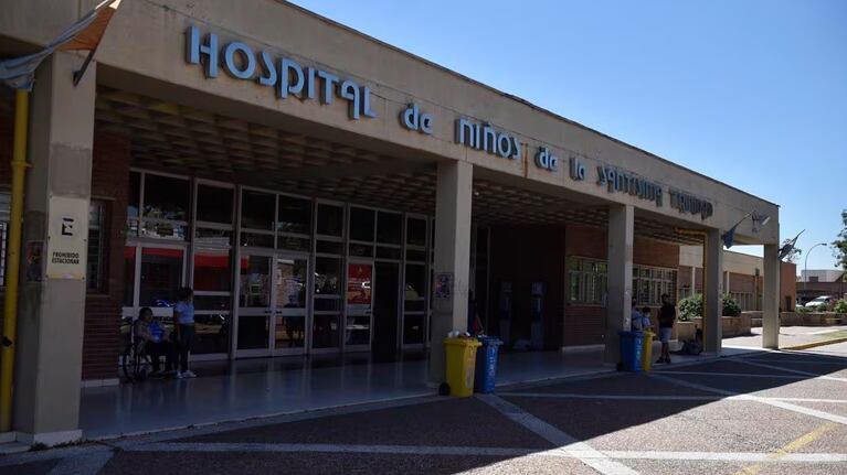La niña se encuentra en observación en el Hospital de Niños.