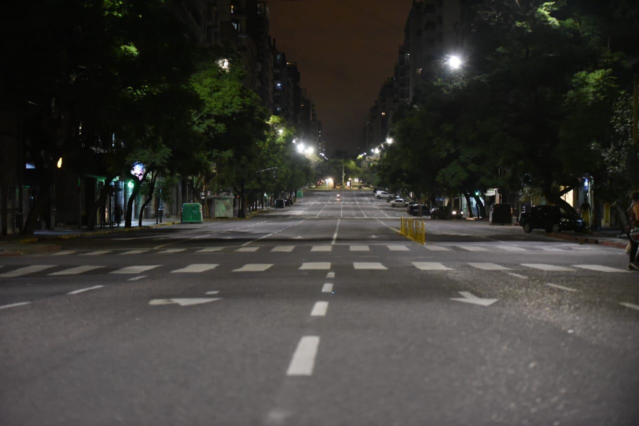 La noche cordobesa, desolada.