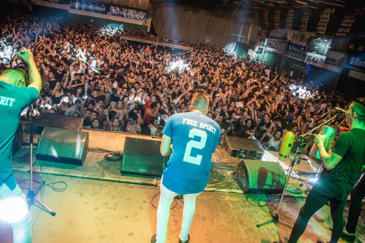 La noche de cumbias de Nico y Facu en Atenas. / Fotos gentileza de Facu Miranda.