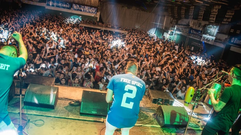 La noche de cumbias de Nico y Facu en Atenas. / Fotos gentileza de Facu Miranda.