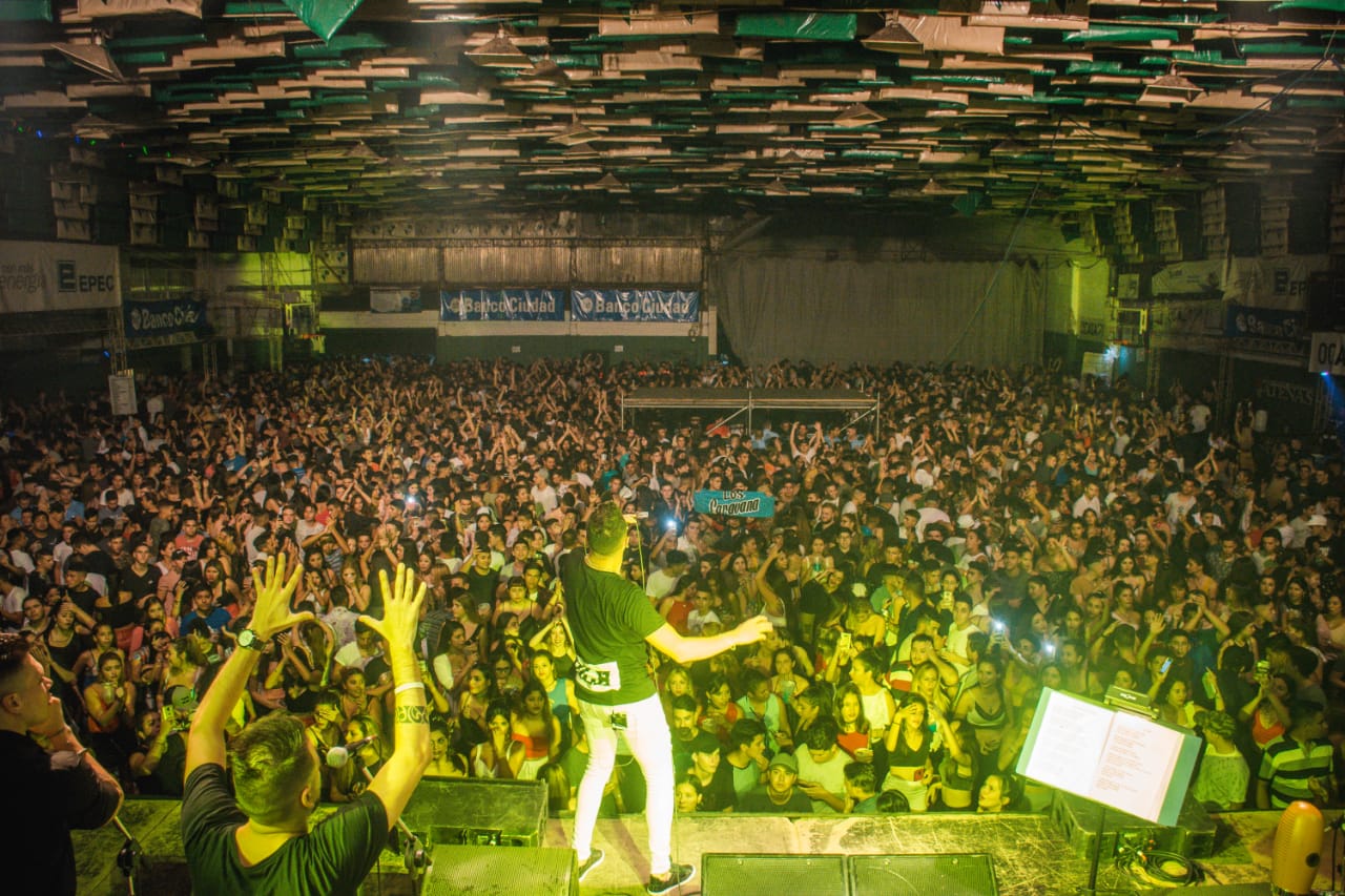 La noche de cumbias de Nico y Facu en Atenas. / Fotos gentileza de Facu Miranda.