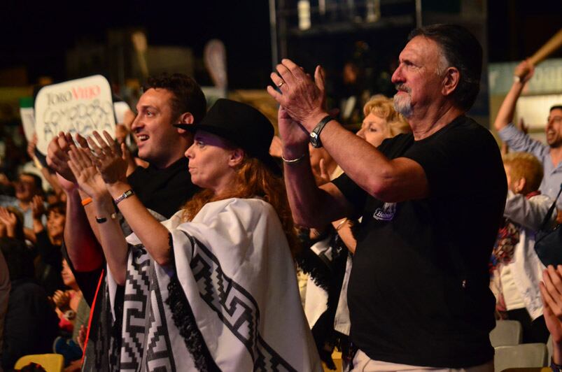 La noche del domingo fue de Los Manseros en Cosquín. Foto: Francesco Trombetta / ElDoce.tv.