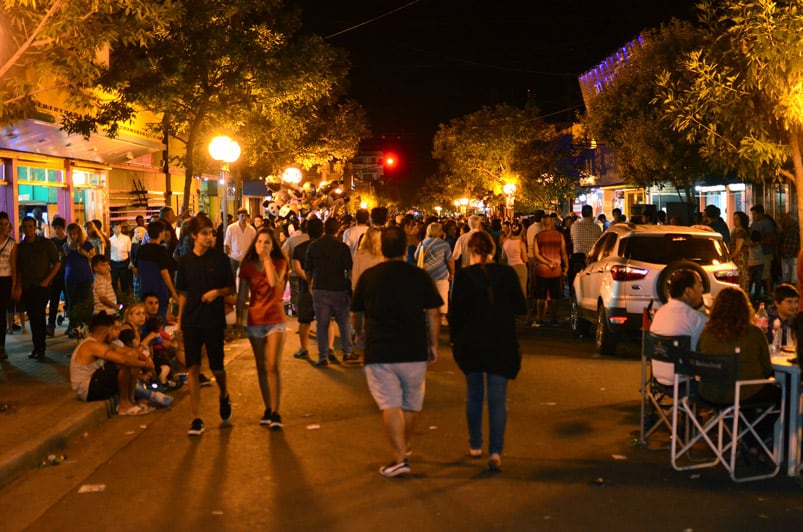 La noche del domingo fue de Los Manseros en Cosquín. Foto: Francesco Trombetta / ElDoce.tv.