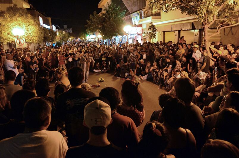 La noche del domingo fue de Los Manseros en Cosquín. Foto: Francesco Trombetta / ElDoce.tv.