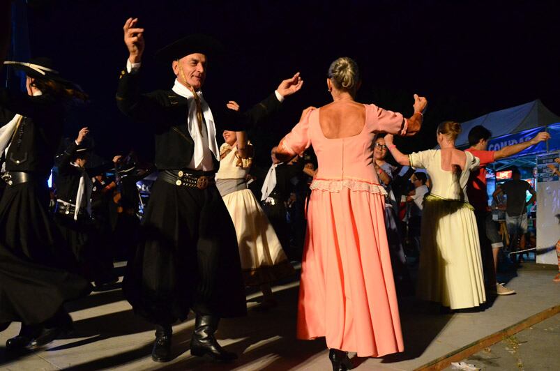 La noche del domingo fue de Los Manseros en Cosquín. Foto: Francesco Trombetta / ElDoce.tv.