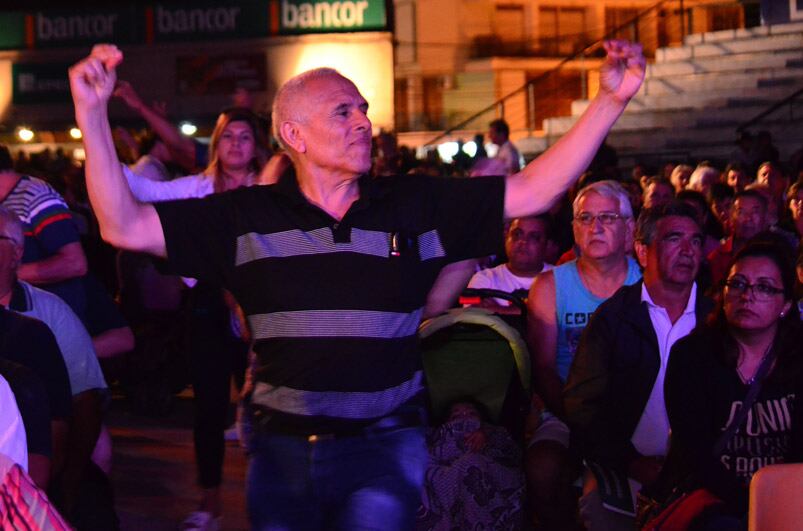 La noche del domingo fue de Los Manseros en Cosquín. Foto: Francesco Trombetta / ElDoce.tv.