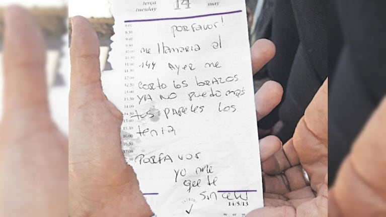 La nota en papel pidiendo auxilio que la víctima logró darle a su vecina. / Foto: LMNeuquén