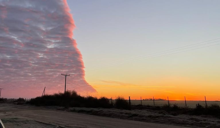 La nube está vinculada al ingreso de aire polar que mantiene temperaturas extremas en Córdoba.