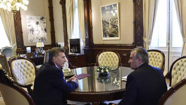 La nueva mesa y otros cuadros en la oficina presidencial.