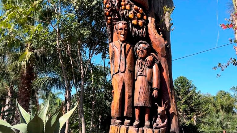 La obra de arte tallada en un árbol de la zona rural de Almafuerte. Foto: Franco Cejas/El Doce.