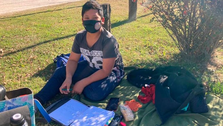 La odisea de dos hermanos para estudiar: van a una plaza y se conectan al wifi de una parrilla