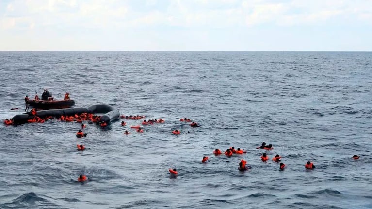 La ola de inmigrantes ilegales que se lanzan al mar con destino a Europa.