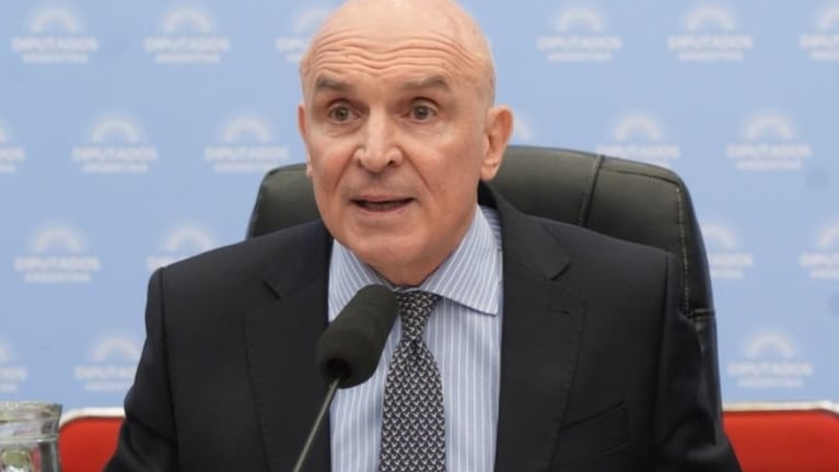 La oposición insiste para que el libertario dé explicaciones en el Congreso.
