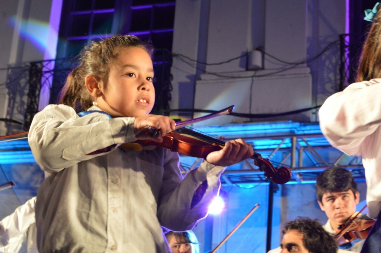 La Orquesta Infanto Juvenil de barrio El Chingolo se subió al escenario. Foto: Maxi López / ElDoce.tv