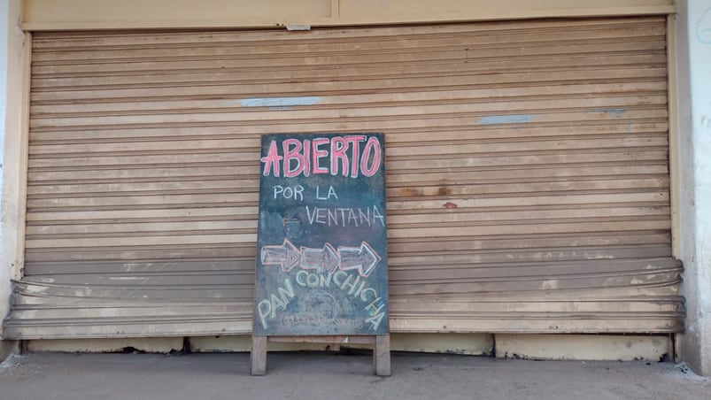 La panadería debió abrir por una ventana para no perder ventas. Foto: Pablo Olivarez / El Doce. 