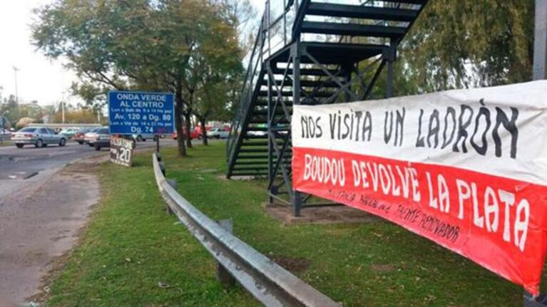 La pancarta fue colocada en el ingreso a la ciudad.