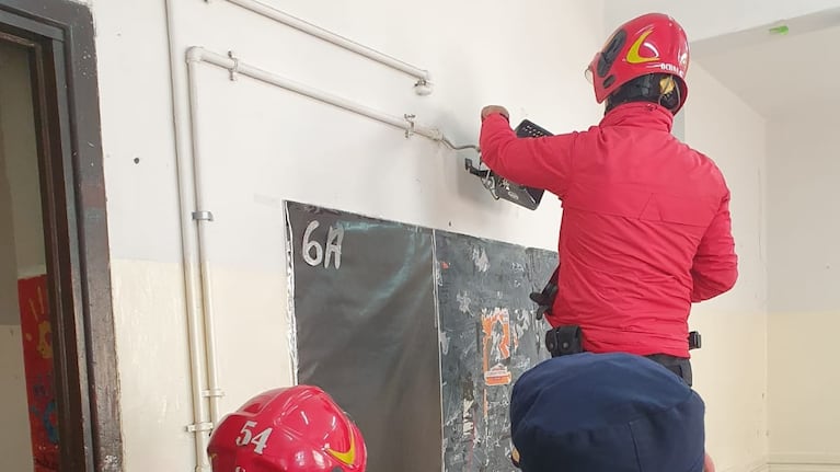 La pantalla que tuvo una falla dentro de un aula del primer piso.
