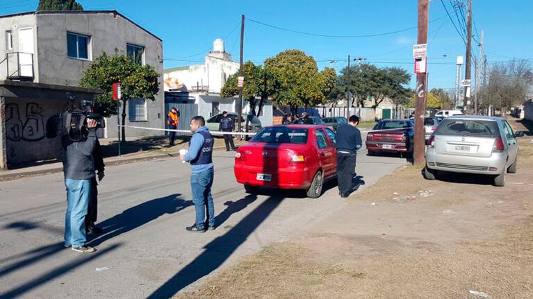 La parada de colectivos está ubicada frente a la escuela.