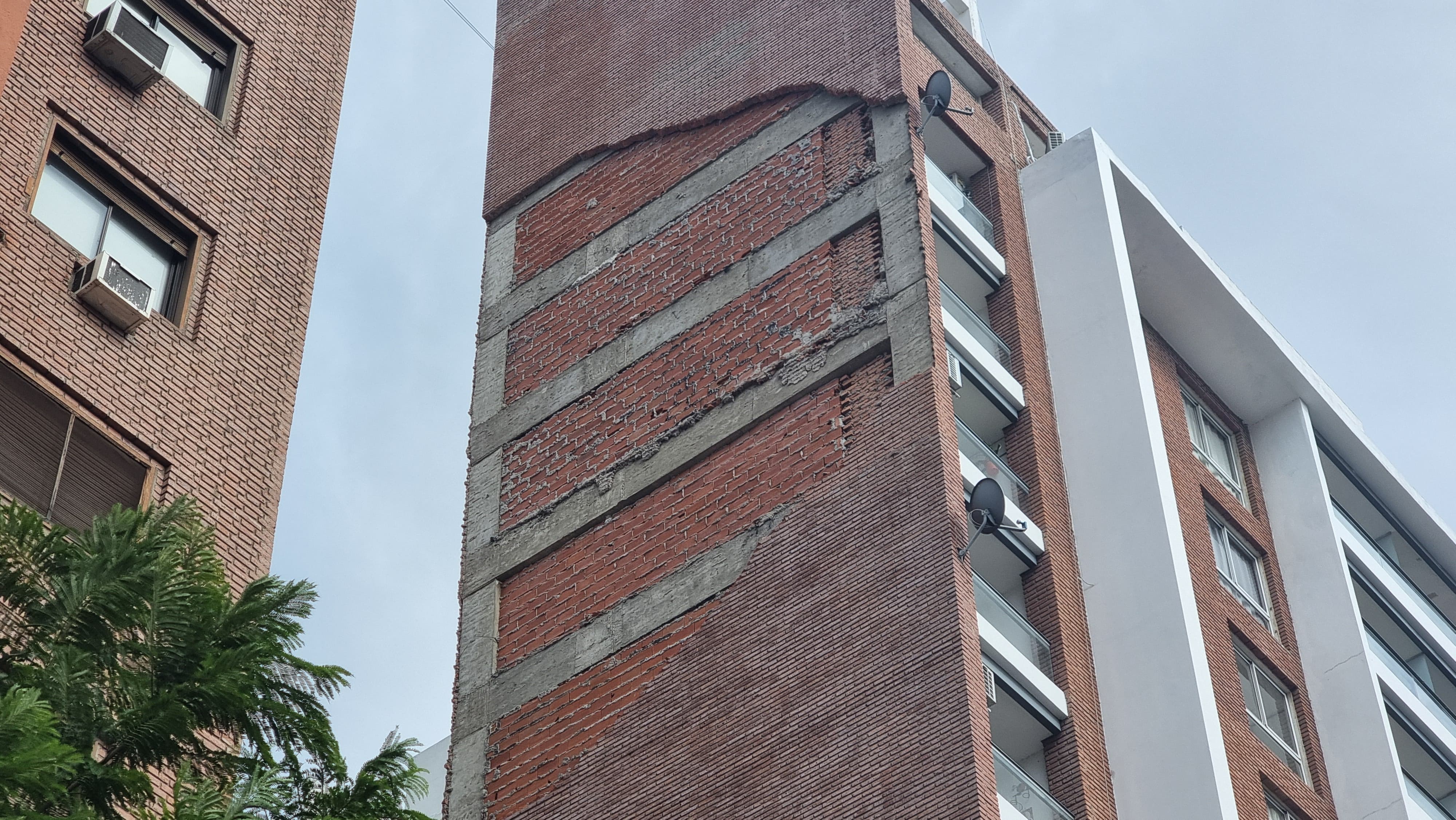 La pared del edificio colindante al bar se desprendió y habría provocado la tragedia.