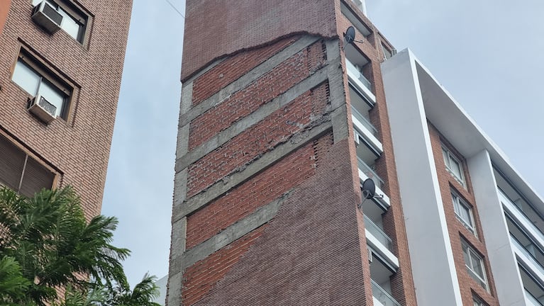 La pared del edificio colindante al bar se desprendió y habría provocado la tragedia.