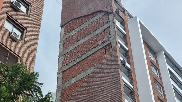 La pared del edificio colindante al bar se desprendió y habría provocado la tragedia.