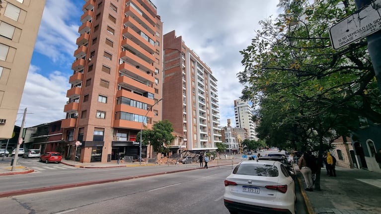 La pared del edificio colindante al bar se desprendió y habría provocado la tragedia.