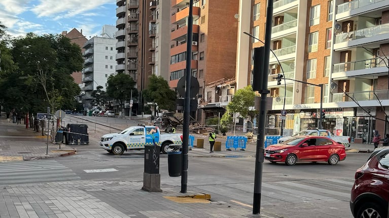 La pared del edificio colindante al bar se desprendió y habría provocado la tragedia.