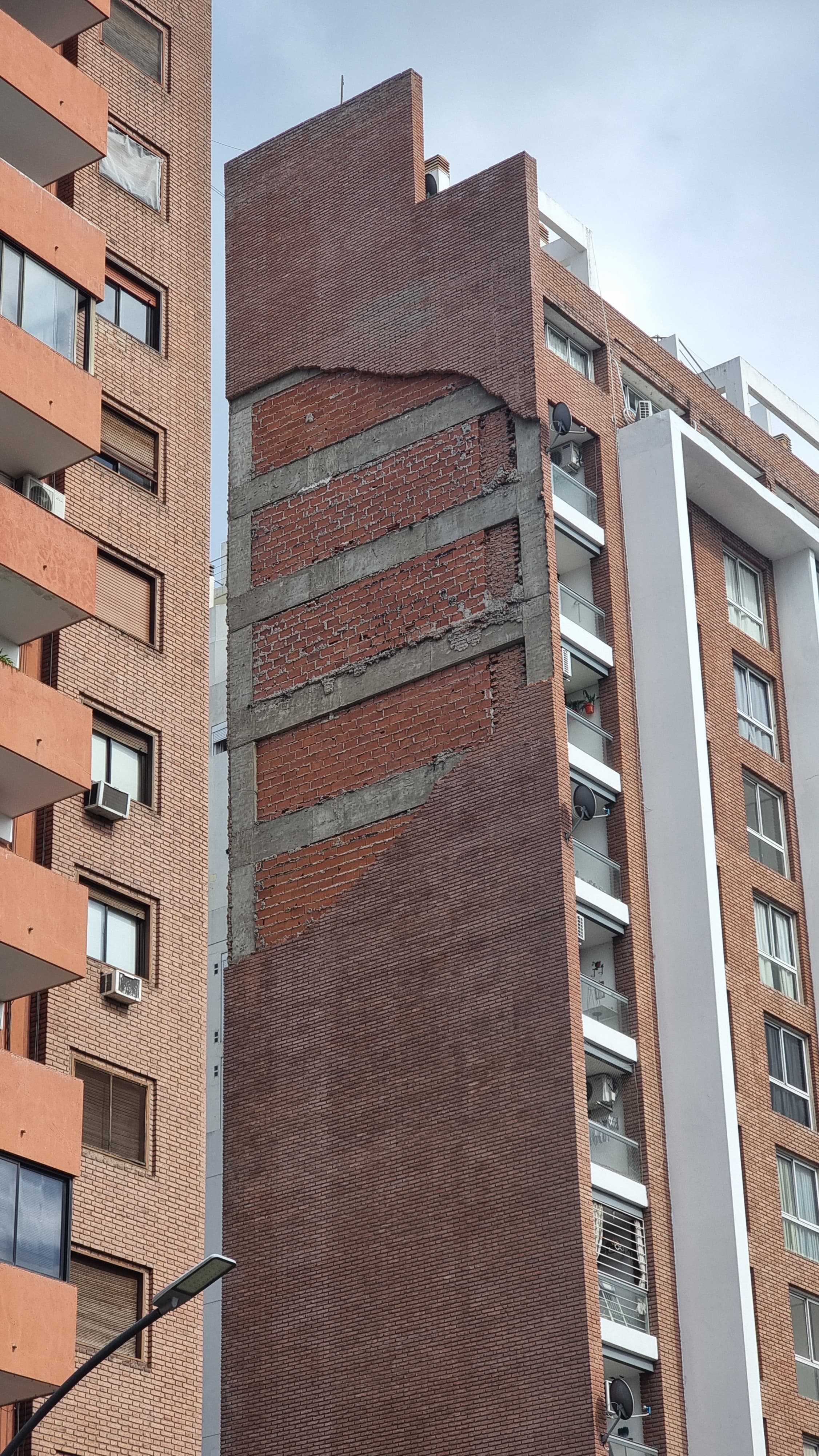 La pared del edificio colindante al bar se desprendió y habría provocado la tragedia.