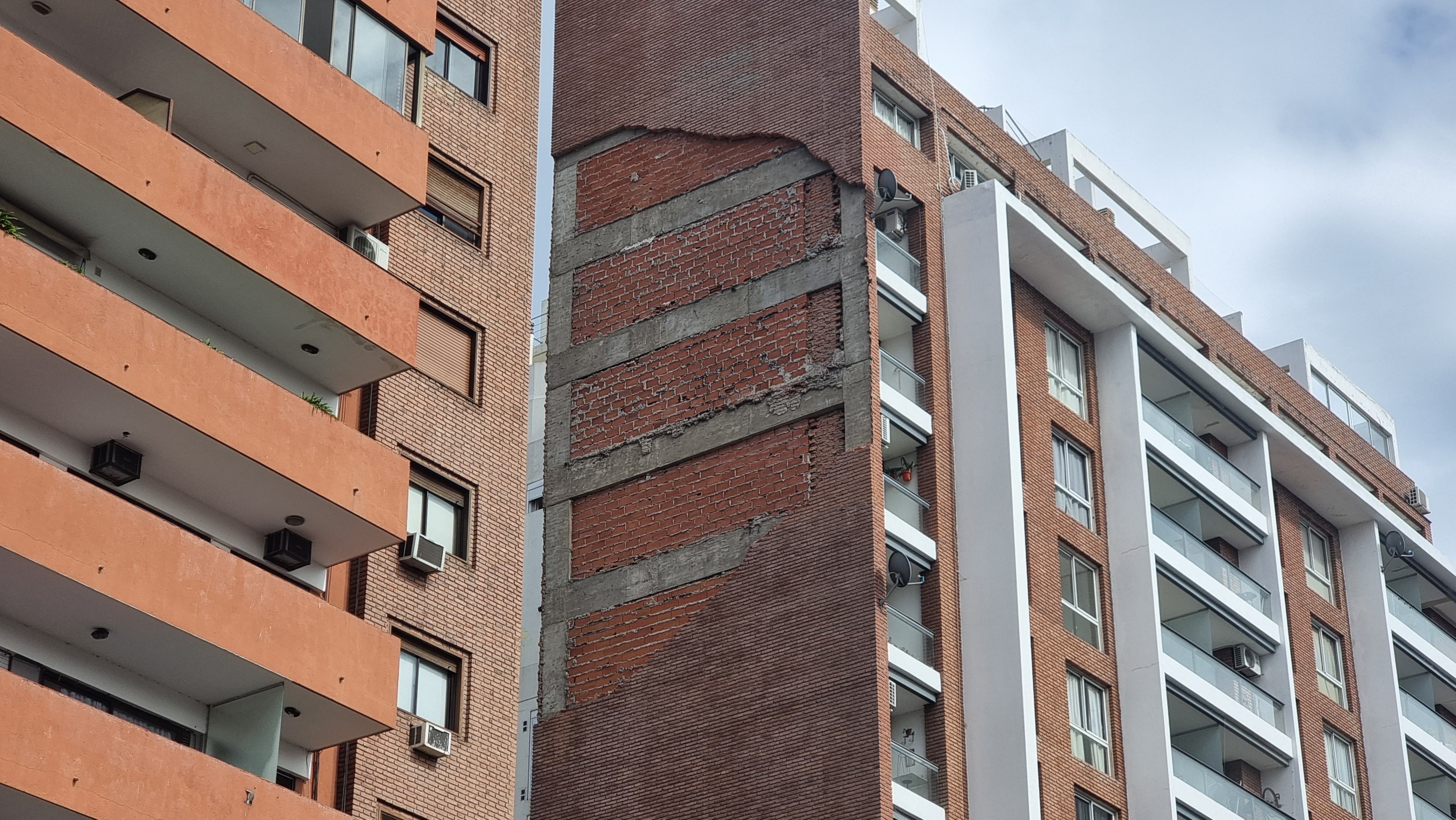 La pared del edificio colindante al bar se desprendió y habría provocado la tragedia.