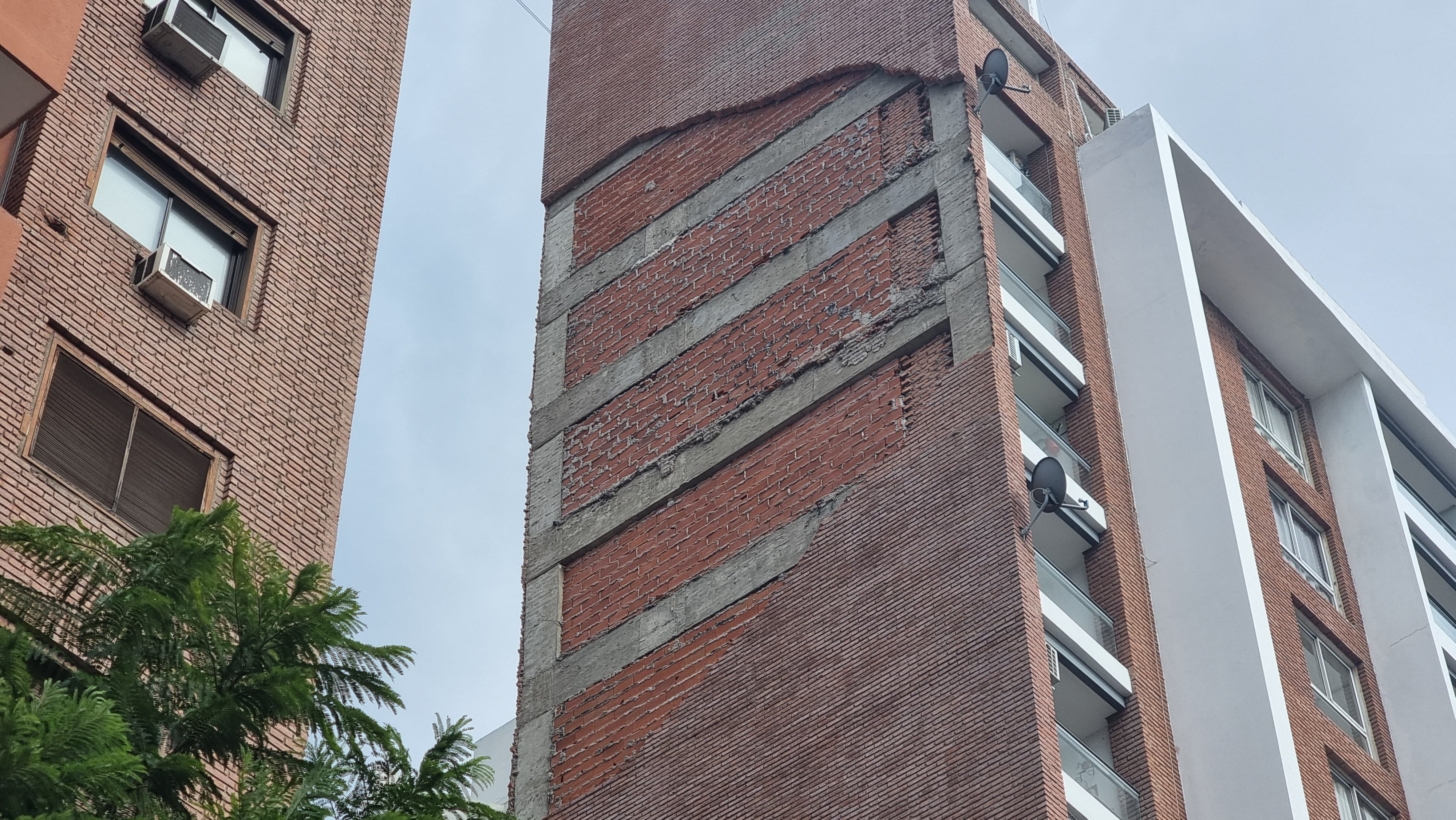 La pared del edificio colindante al bar se desprendió y habría provocado la tragedia.