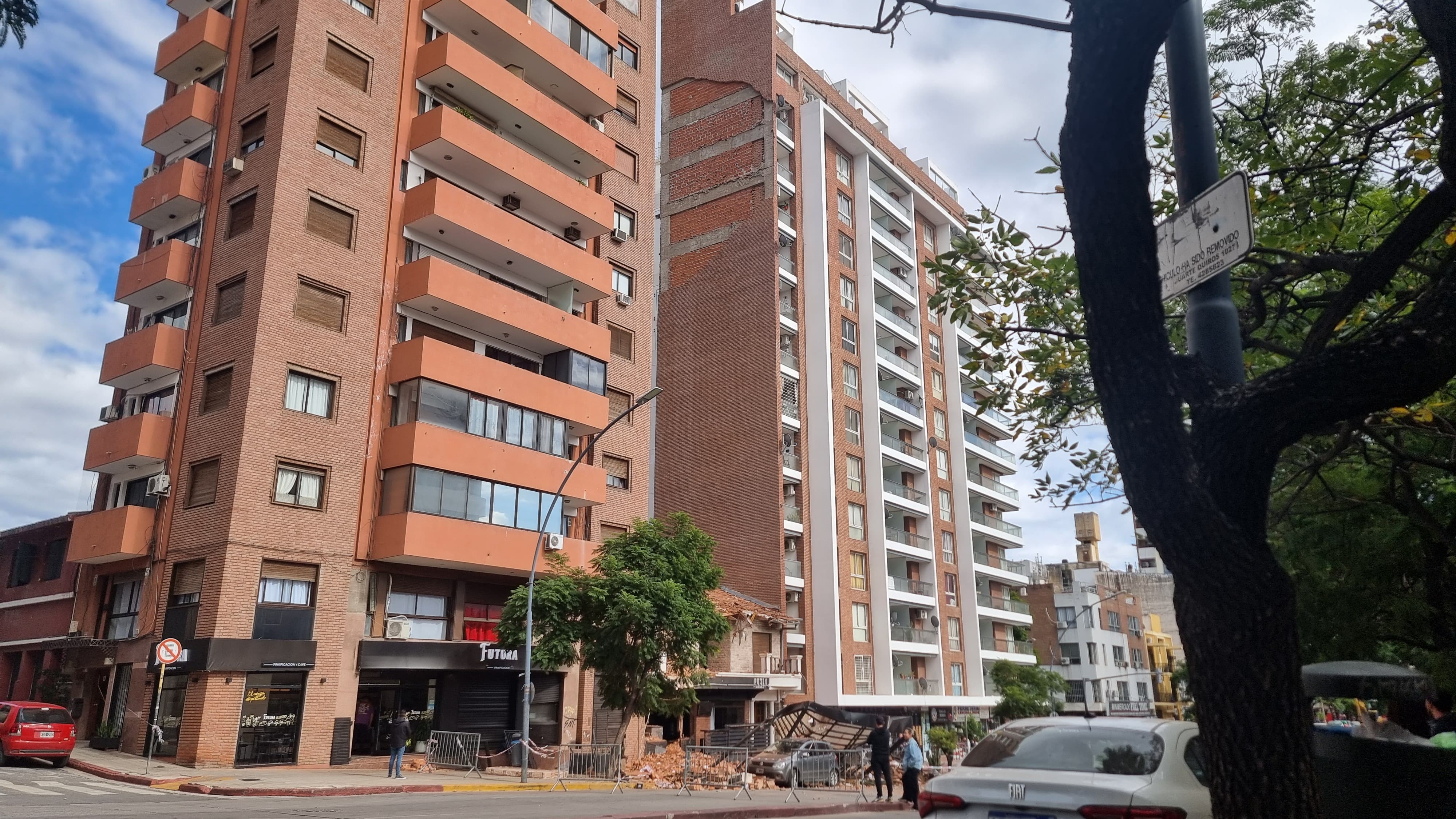 La pared del edificio colindante al bar se desprendió y habría provocado la tragedia.