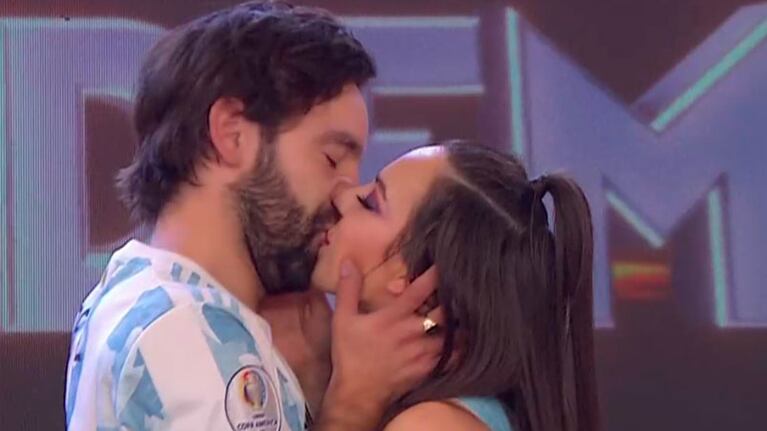 La pareja bailó una cumbia muy sensual y celebró su gran presente juntos.