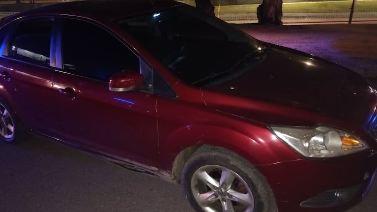 La pareja de ladrones se movilizaba en un Ford Focus que también fue secuestrado.