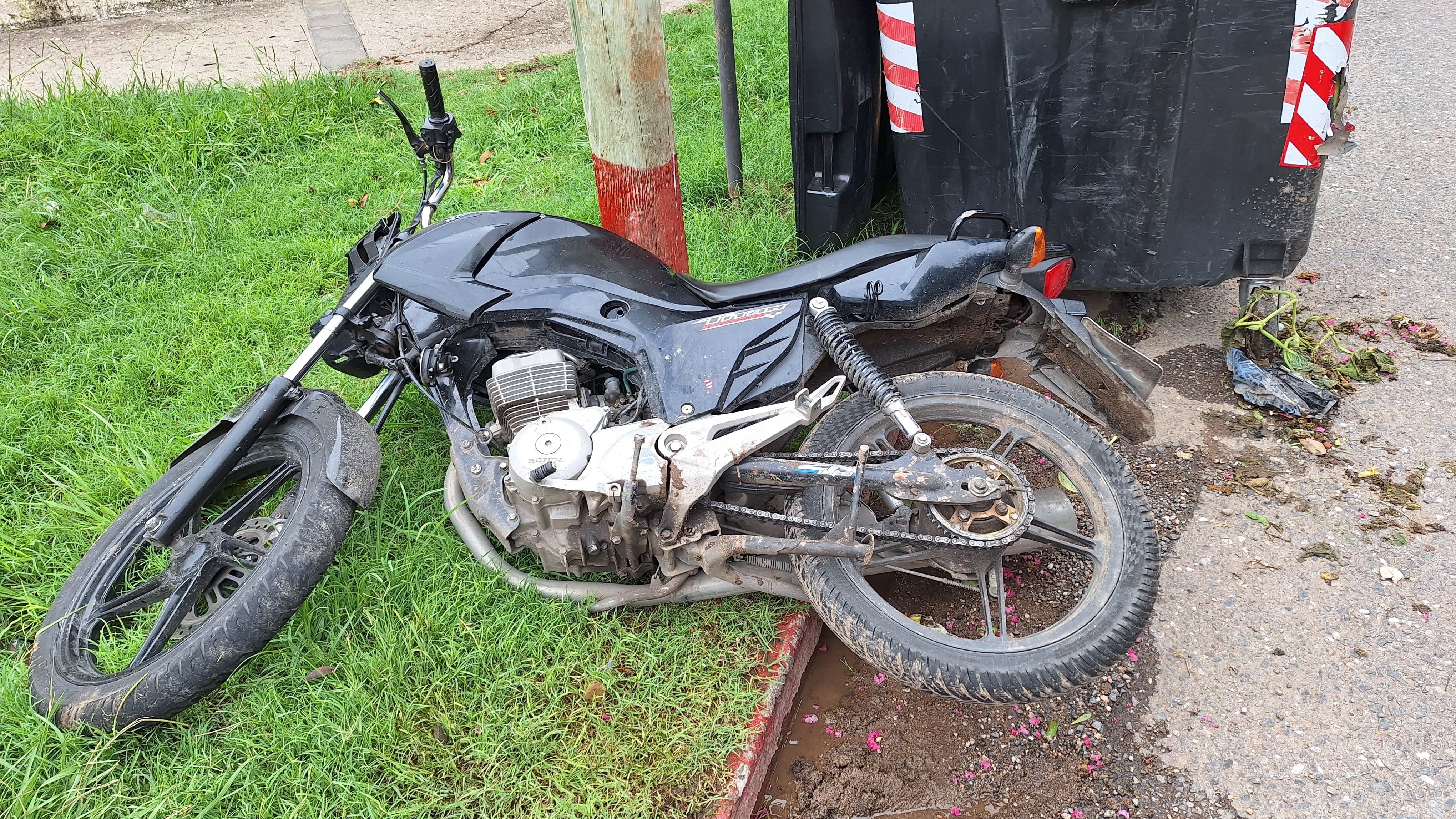 La pareja de motochoros se llevó puesto un poste mientras escapaban. (Foto: Policía de Córdoba)