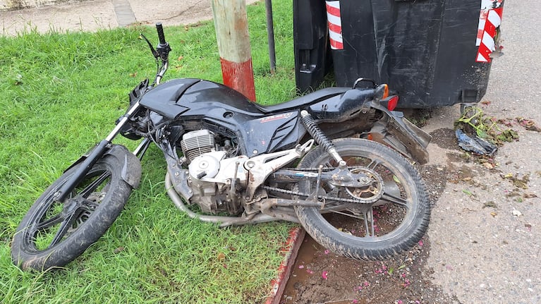 La pareja de motochoros se llevó puesto un poste mientras escapaban. (Foto: Policía de Córdoba)