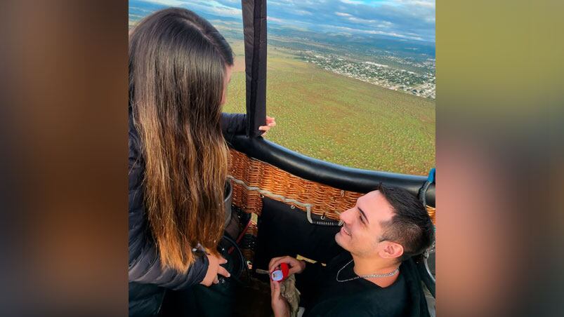 La pareja desde el globo aerostático. 