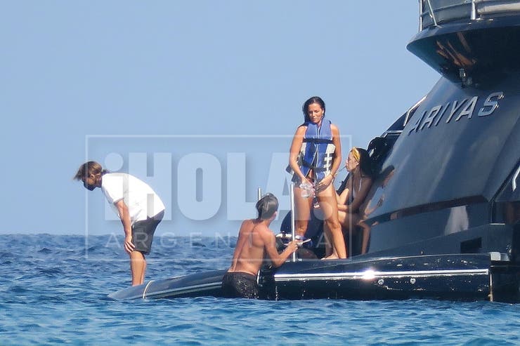 La pareja eligió un barco para pasar sus vacaciones. Foto: Revista Hola