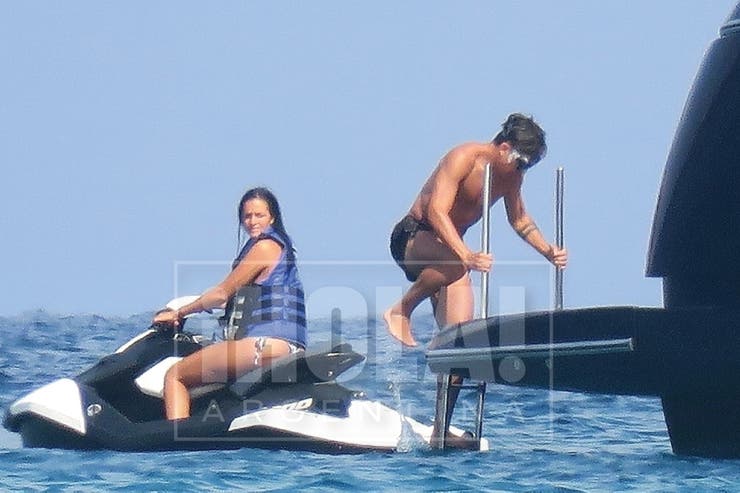 La pareja eligió un barco para pasar sus vacaciones. Foto: Revista Hola