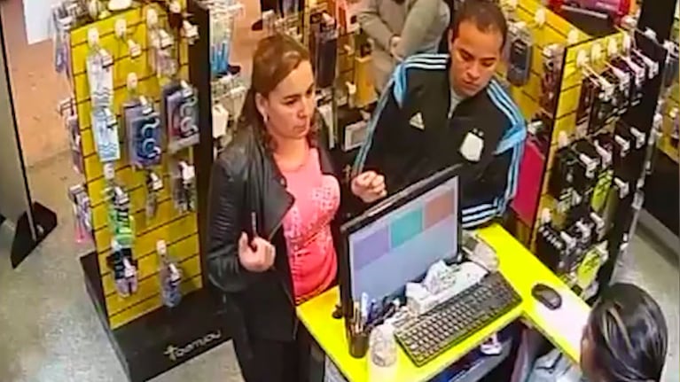 La pareja escrachada por las cámaras de seguridad.