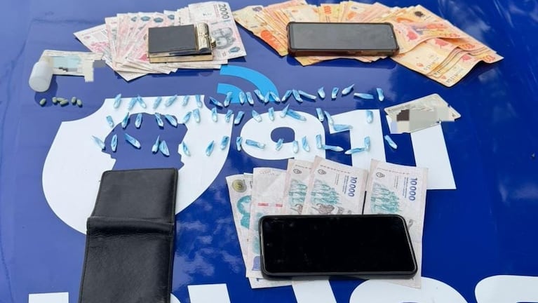 La pareja llevaba cocaína y pastillas a bordo.