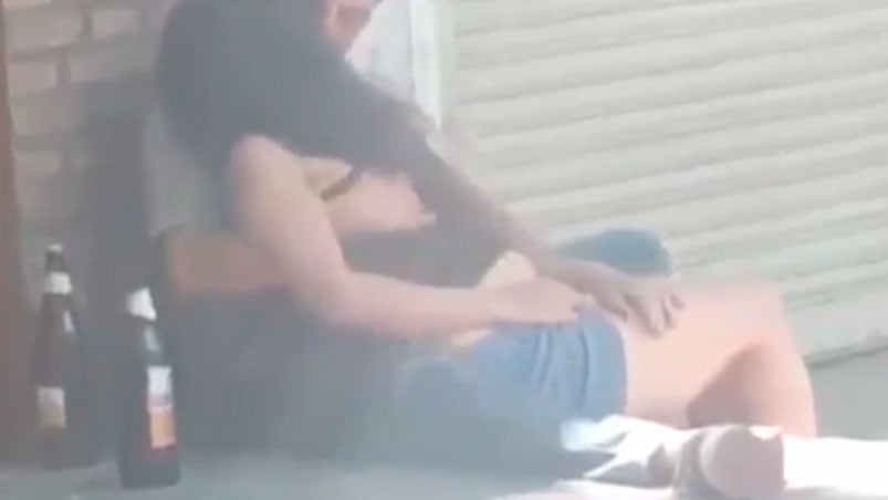 La pareja protagonizó el escándalo sexual callejero en pleno centro de Mendoza.