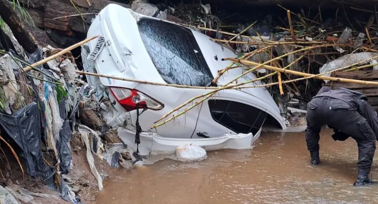 La pareja regresaba de un casamiento cuando el temporal los sorprendió.