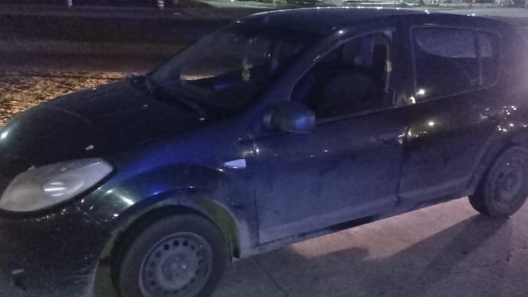 La pareja viajaba a bordo de un Renault Sandero, que fue secuestrado.