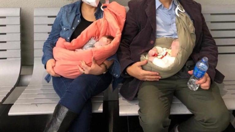 La pareja y sus mellizos, en uno de los aeropuertos.