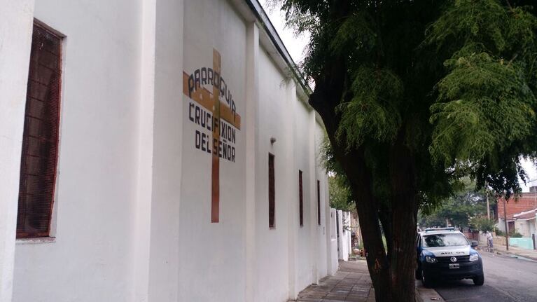 La parroquia cerrada y la custodia policial. Foto: Karina Vallori.
