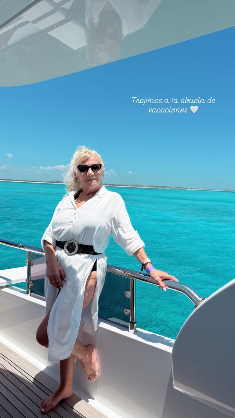 La particularidad de este viaje es que viajaron con sus familiares. La madre de Valu disfrutó del sol.